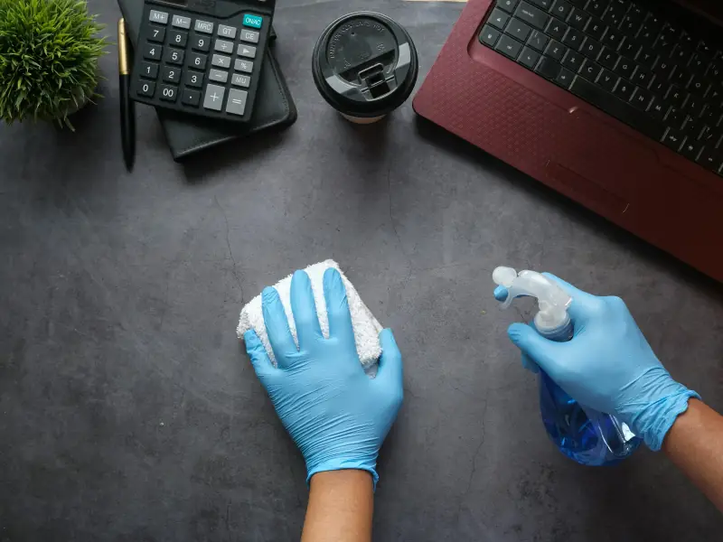 Désinfection des points de contact dans un espace de travail